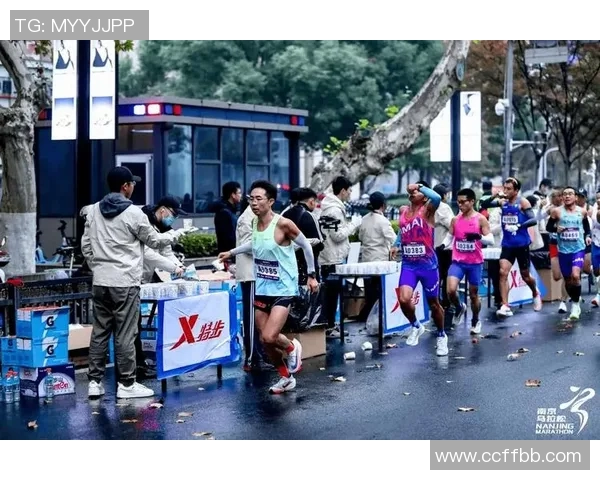 南京城市马拉松中街舞队展现力量与激情的精彩瞬间分析